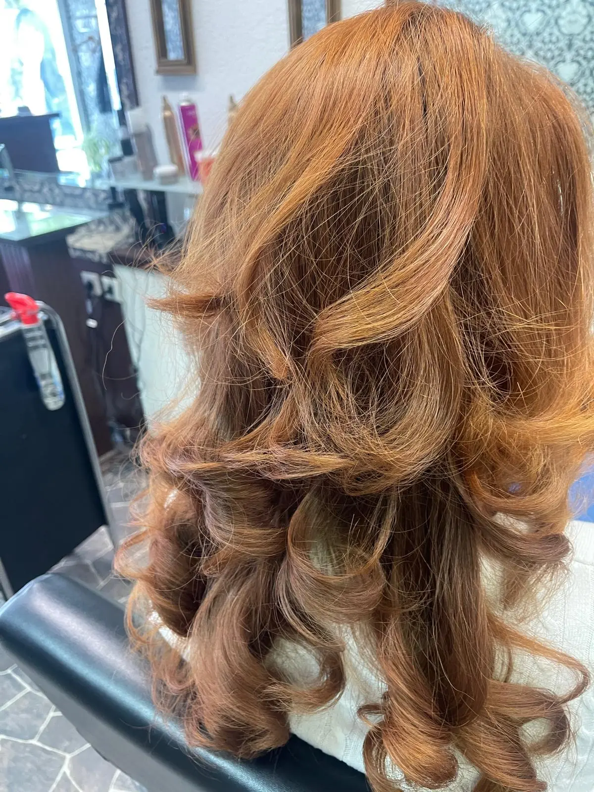 Nachher: kupferbraune Locken