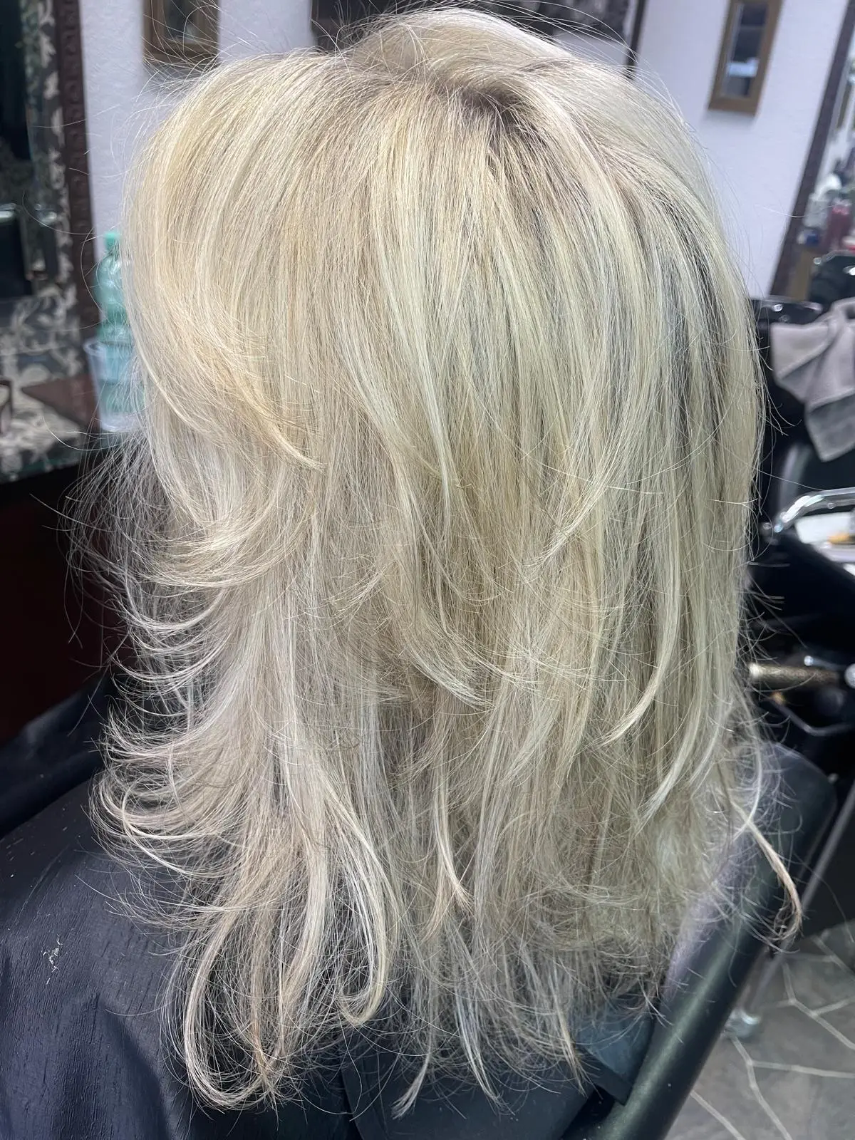 Nachher: blonder Stufenschnitt