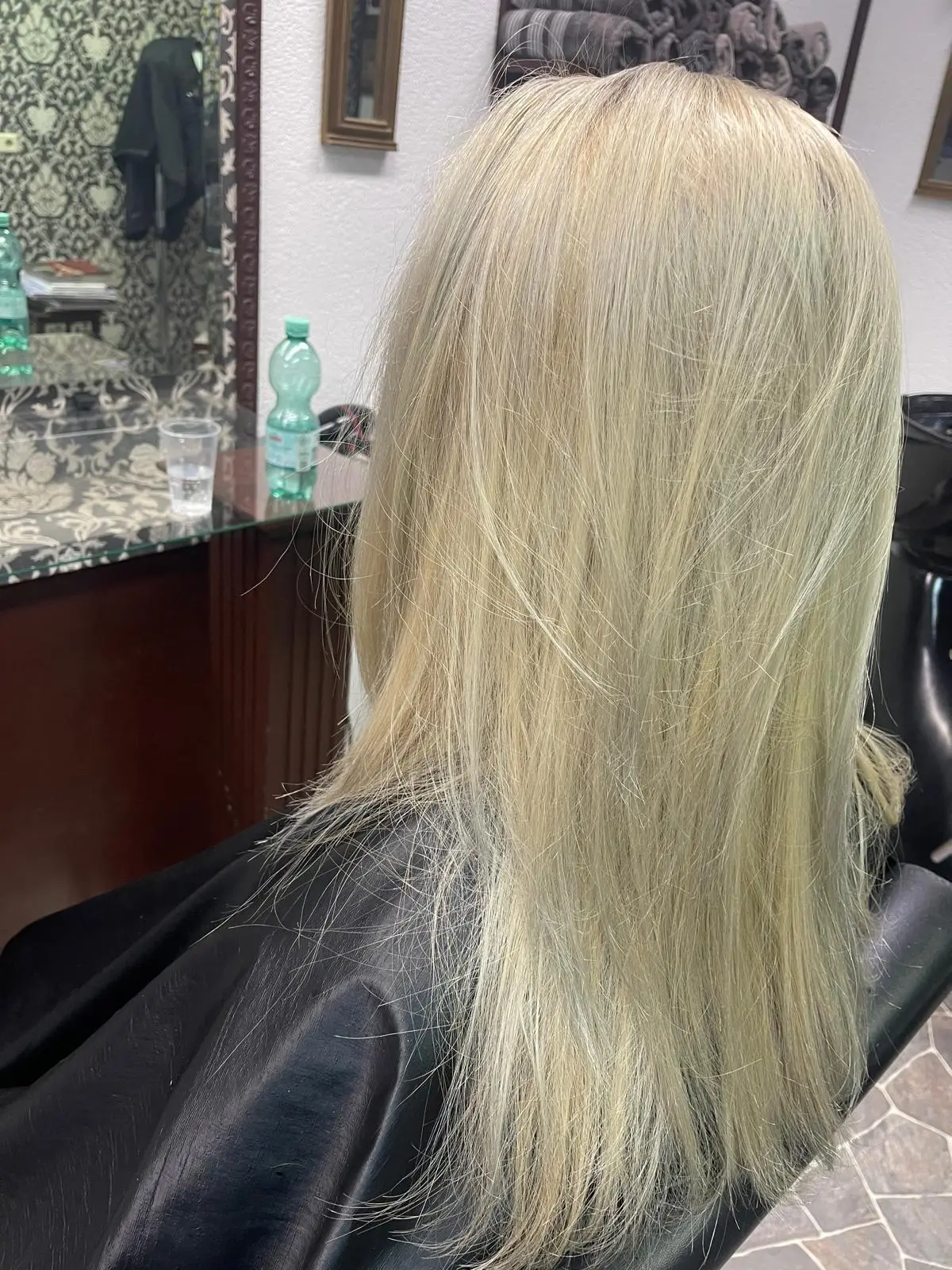 Nachher: glattes blondes Haar