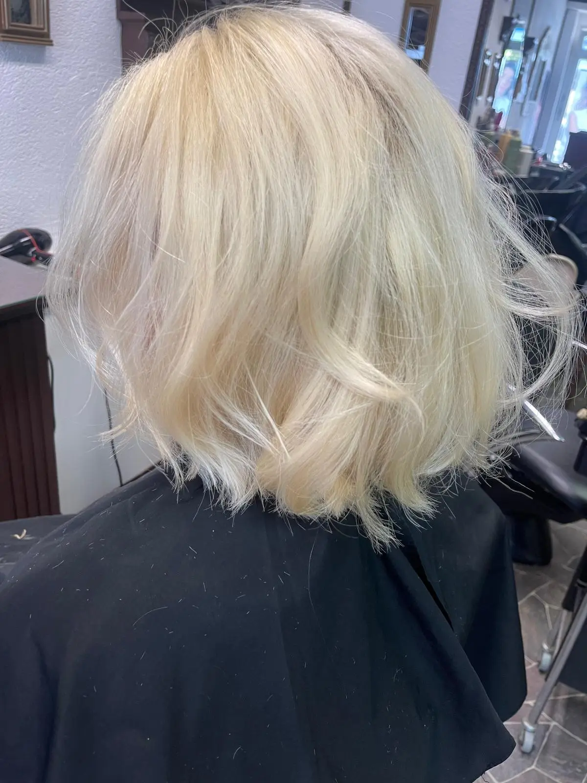 Nachher: blonder Bob