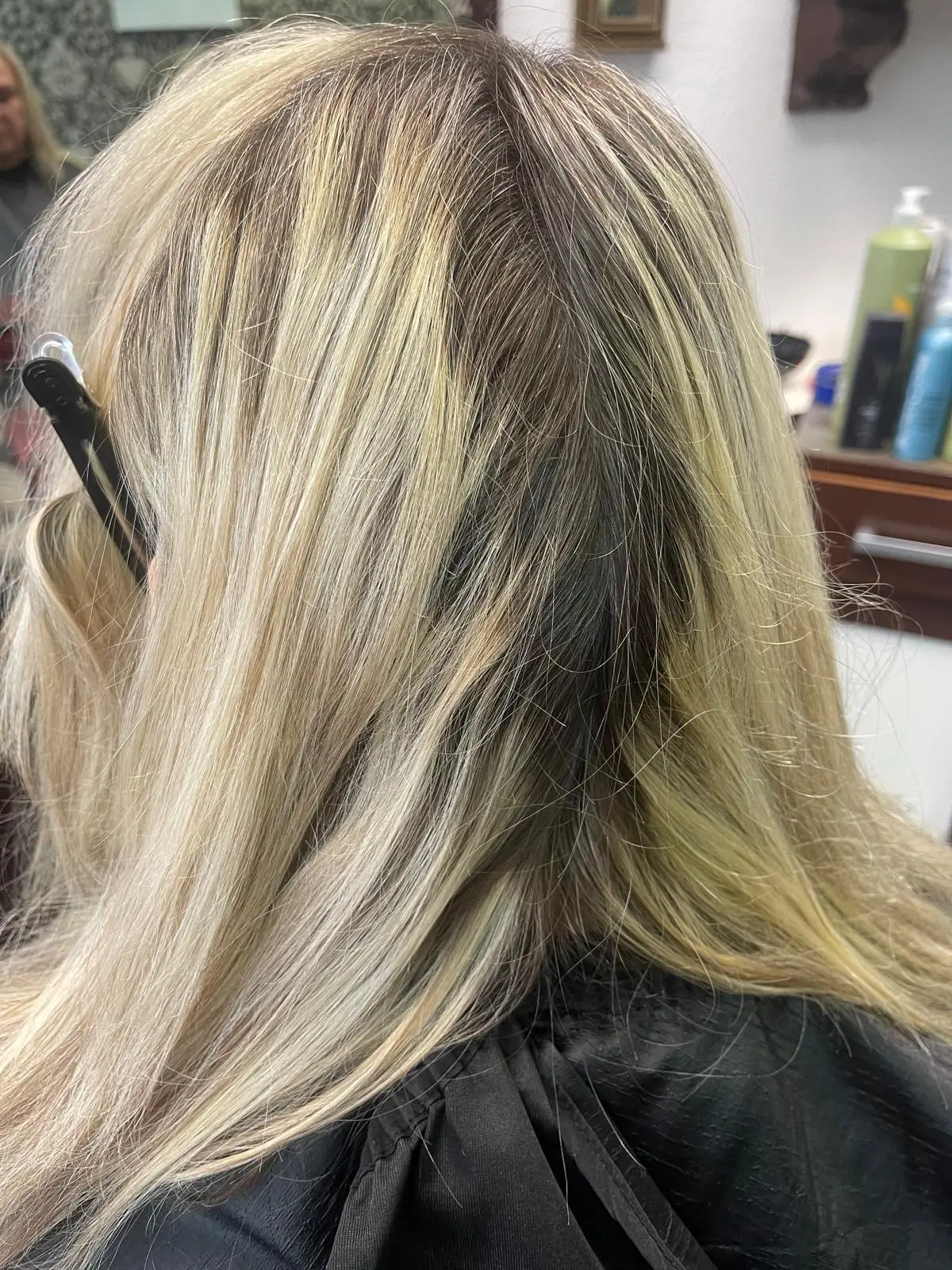Vorher: blondes Haar mit herausgewachsenem Ansatz