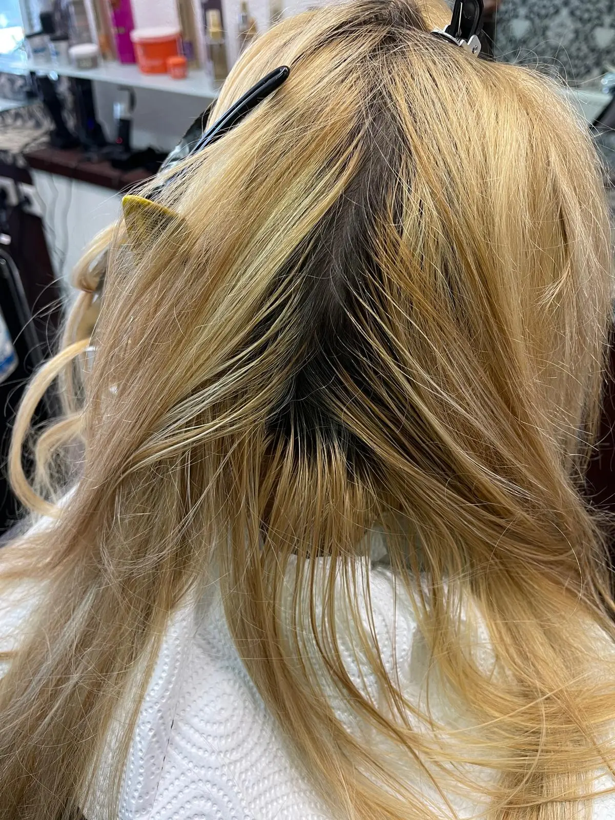 Vorher: blondes Haar mit Ansatz, abgeteilt