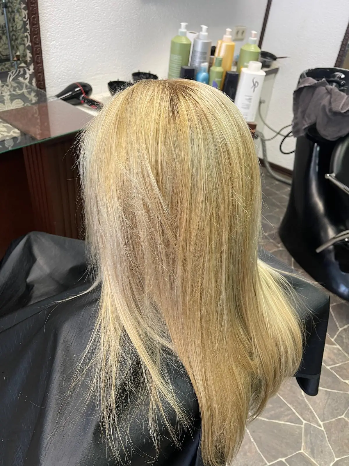 Vorher: ungestyltes blondes Haar