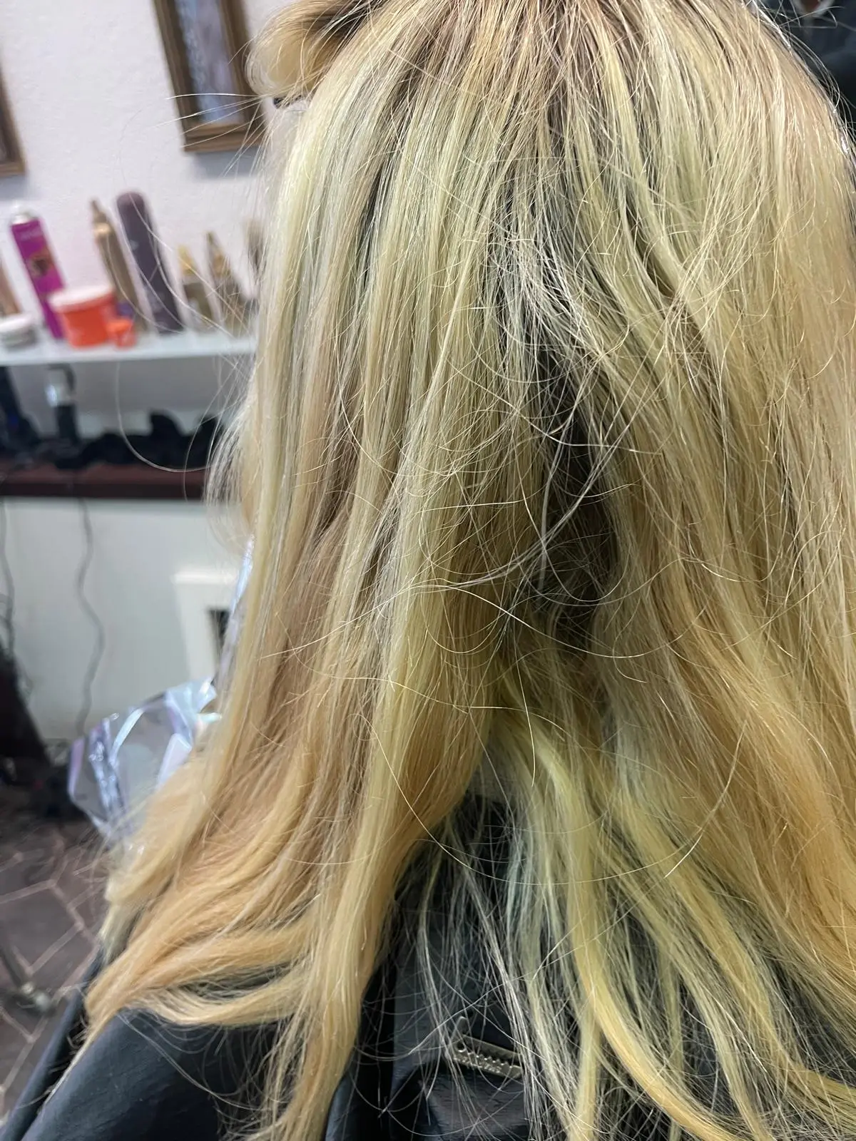 Vorher: blondes Haar mit unregelmäßiger Farbe