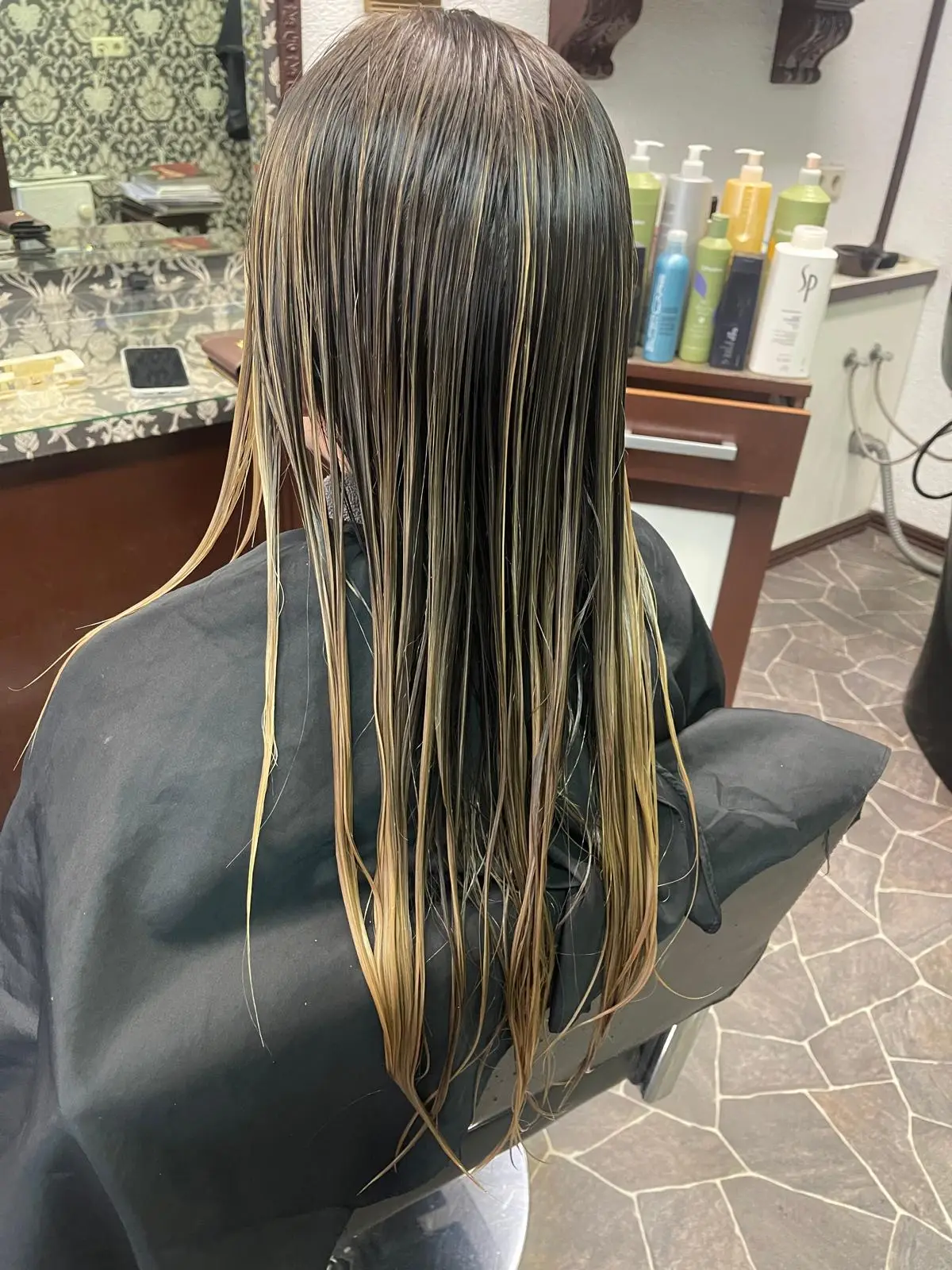 Vorher: nasses blondes Haar mit Ansatz