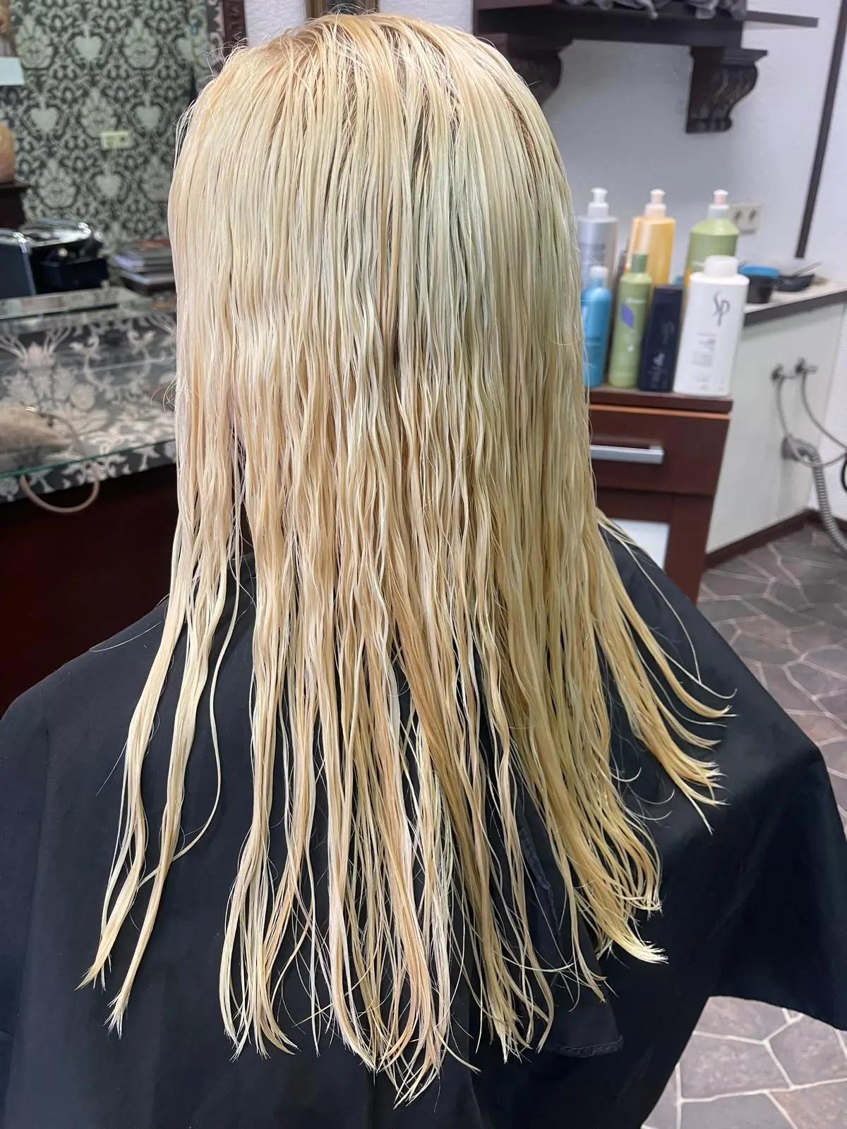 Vorher: nasses blondes Haar vor dem Styling